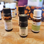 Photo représentant l'atelier chez Tom et Marie à Dourdan sur les huiles essentielles et les hydrolats.