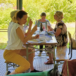 Photo représentant l'atelier macérat huileux à l'association Aux Coeurs des Possibles.