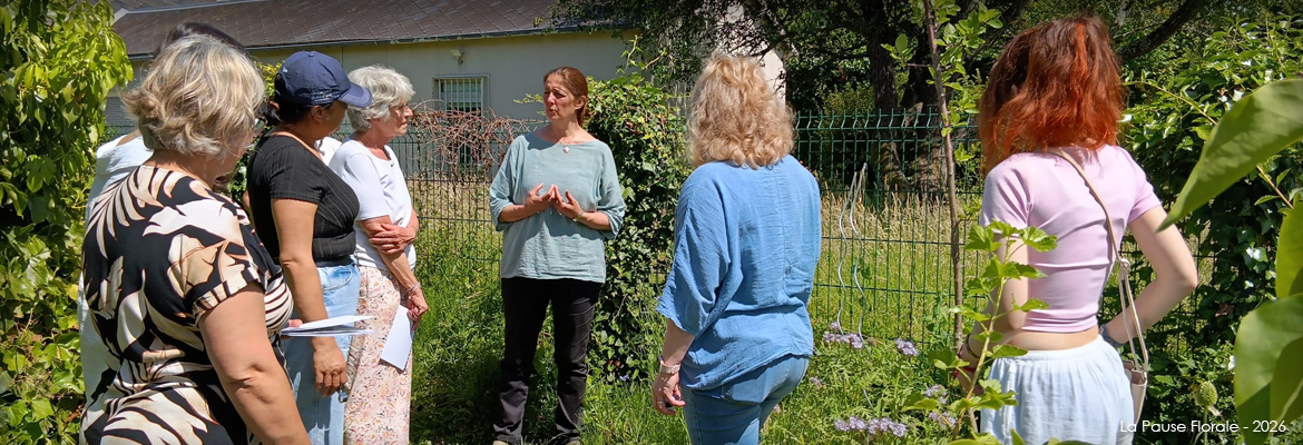 Photo représentant l'atelier macérat huileux au sein de l'association Aux Coeurs des Possibles.